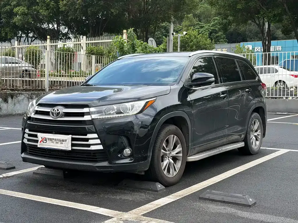 Toyota Highlander — фото 1
