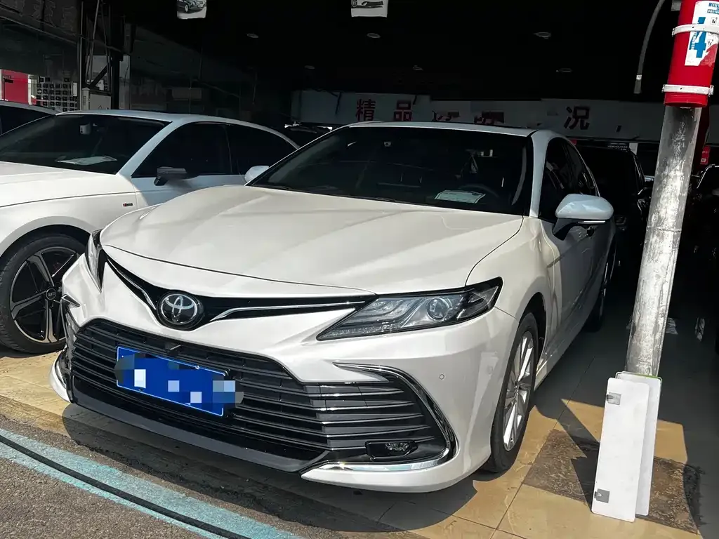 Toyota Camry — фото 1