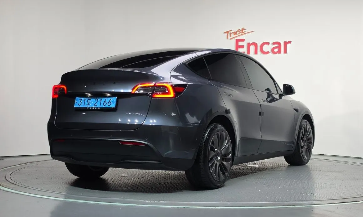 Tesla Model Y — фото 10