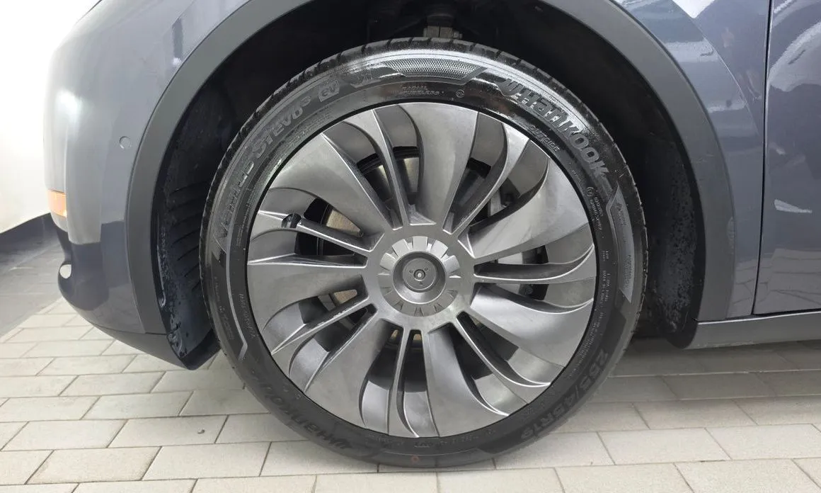 Tesla Model Y — фото 9