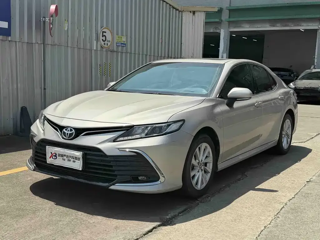 Toyota Camry — фото 1