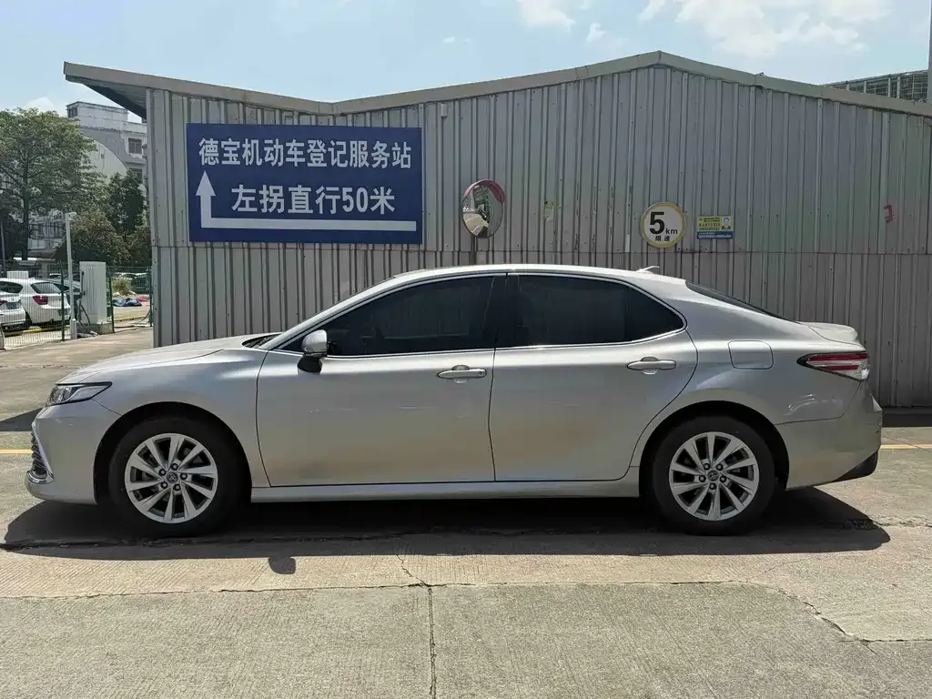 Toyota Camry — фото 6
