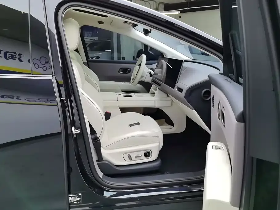 Li Auto i8 — фото 10