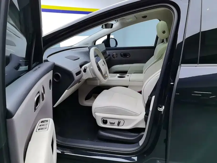 Li Auto i8 — фото 7