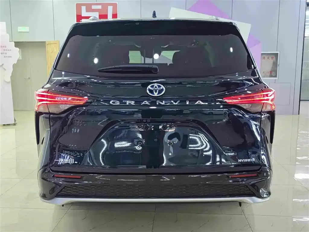 Toyota Granvia — фото 4