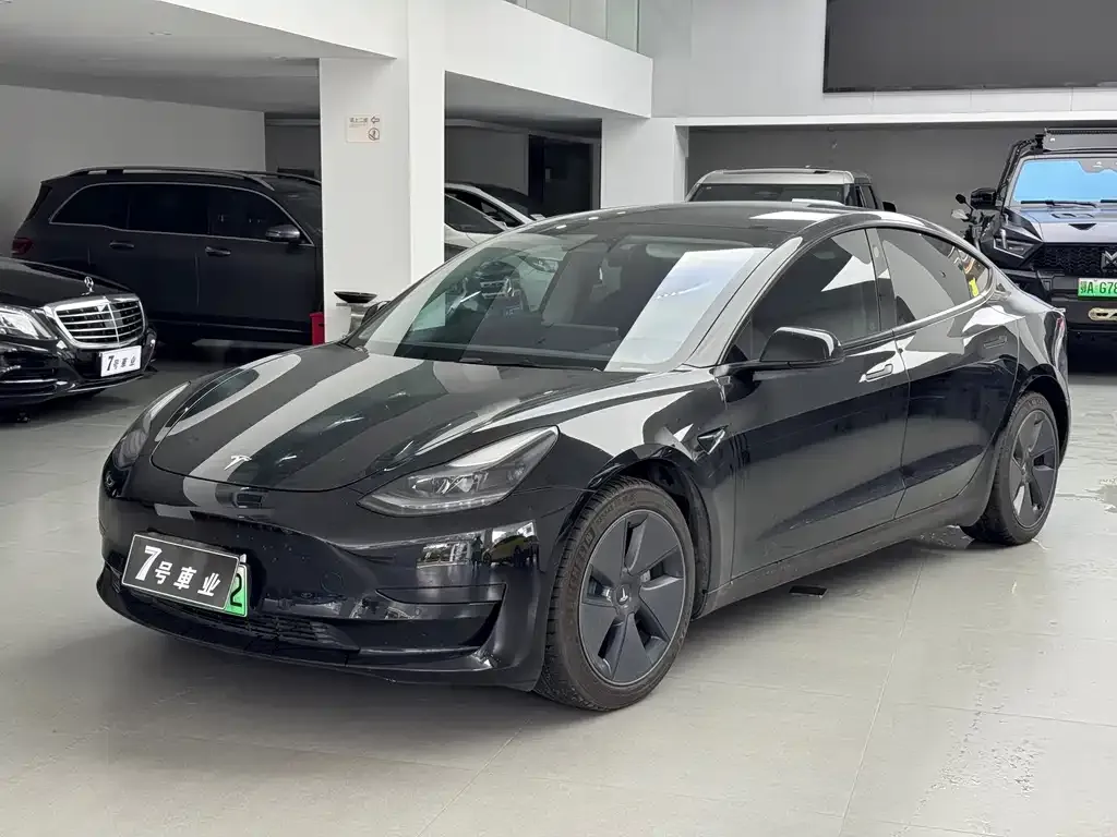 Tesla Model 3 — фото 1