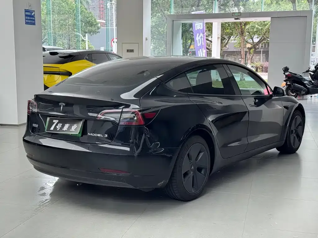 Tesla Model 3 — фото 5