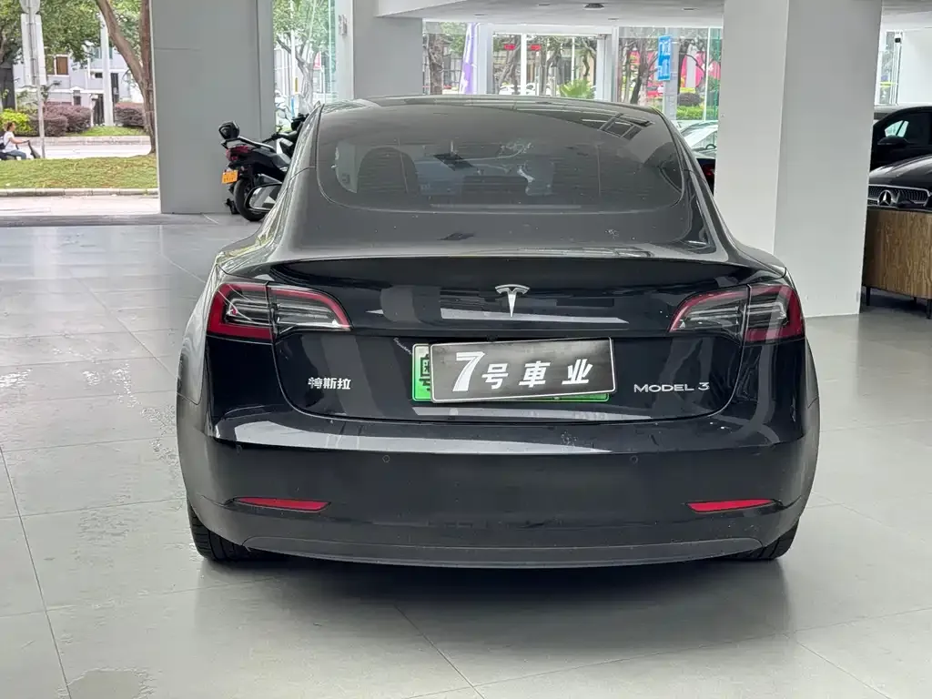 Tesla Model 3 — фото 9