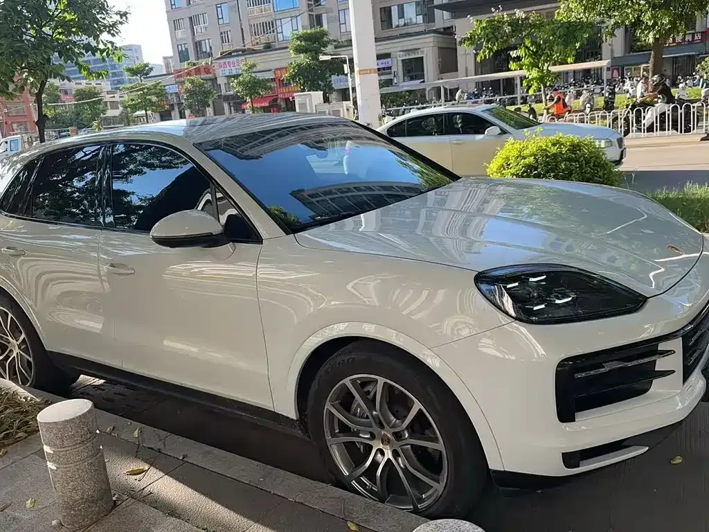 Porsche Cayenne — фото 1