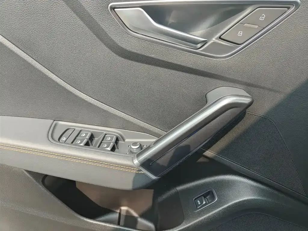Audi Q2L e-tron — фото 10