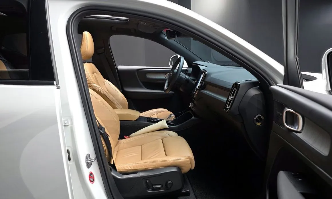 Volvo XC40 — фото 10
