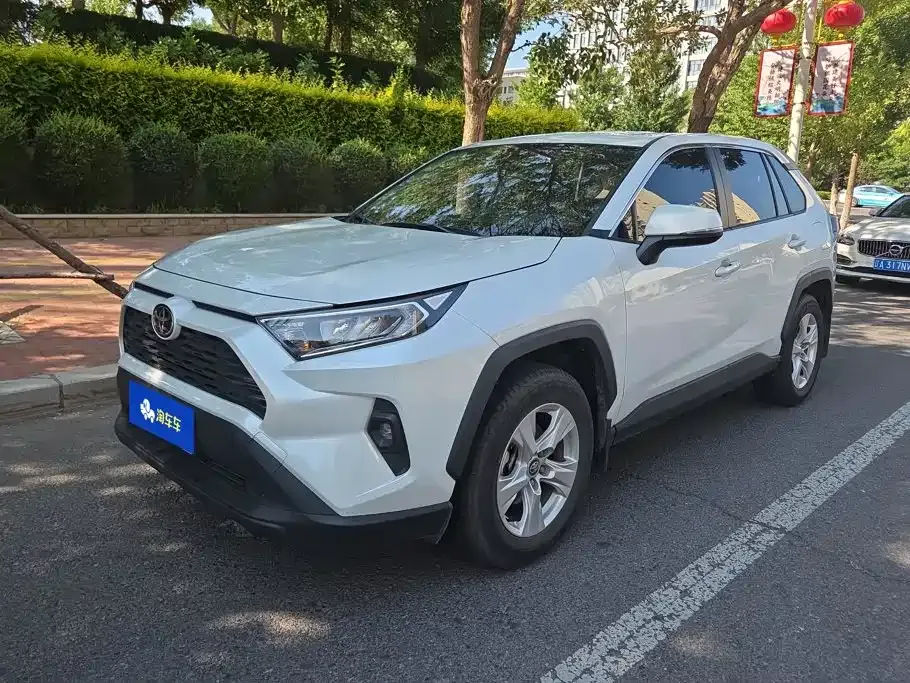 Toyota RAV4 — фото 1