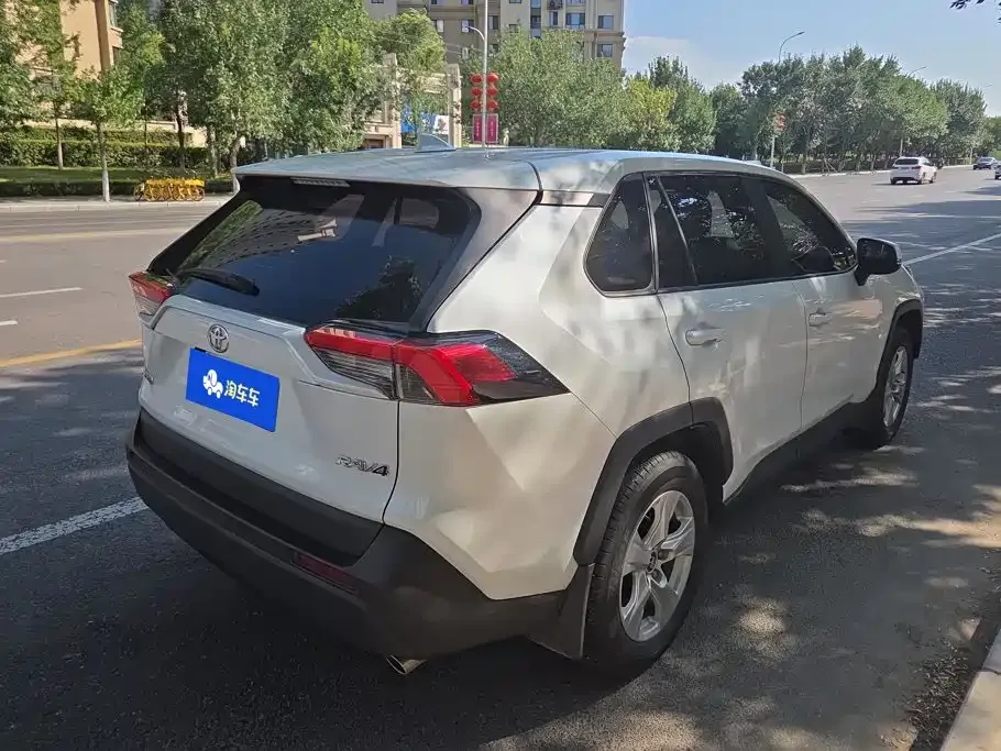 Toyota RAV4 — фото 6