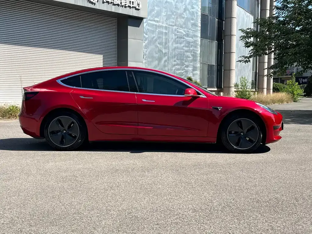 Tesla Model 3 — фото 9