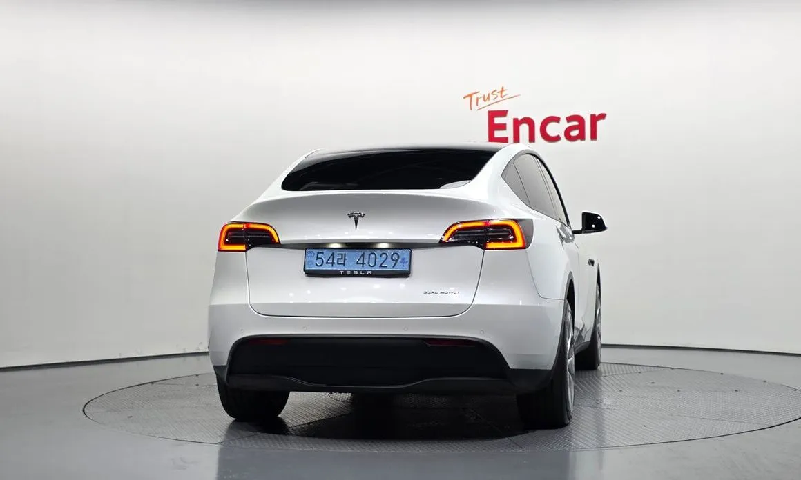 Tesla Model Y — фото 10