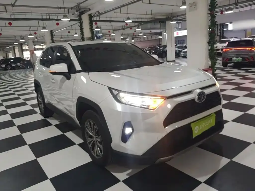 Toyota RAV4 — фото 7