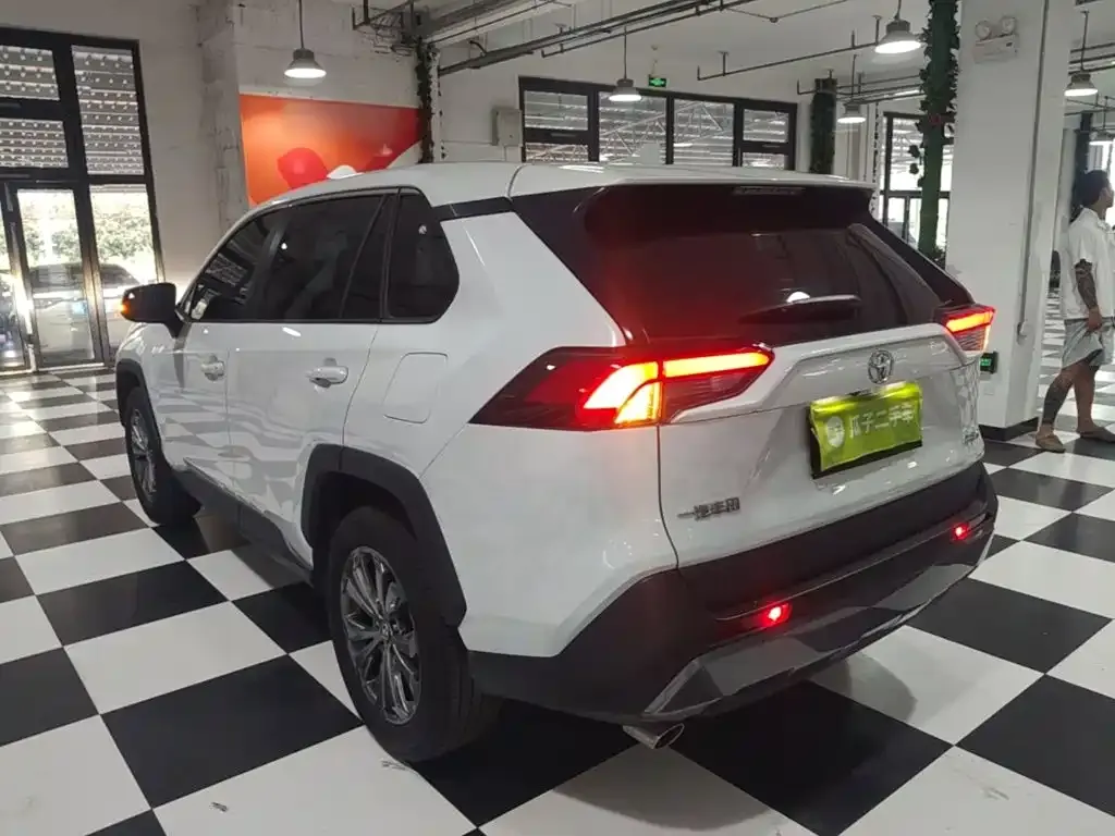 Toyota RAV4 — фото 8