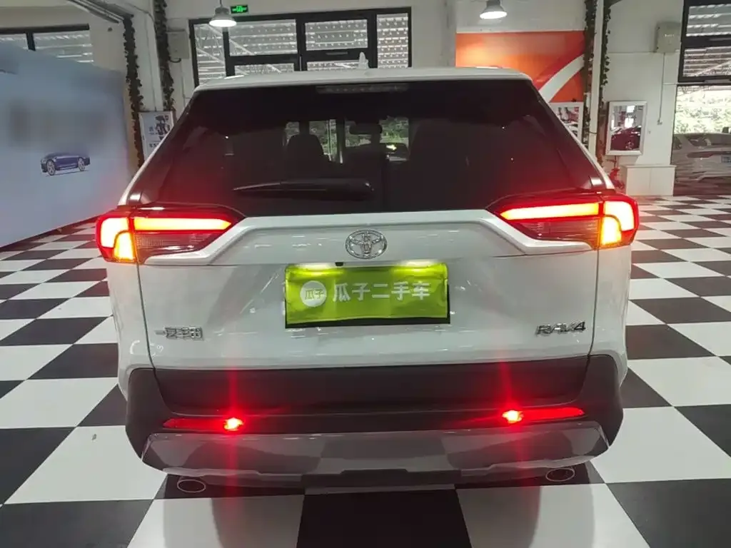 Toyota RAV4 — фото 6