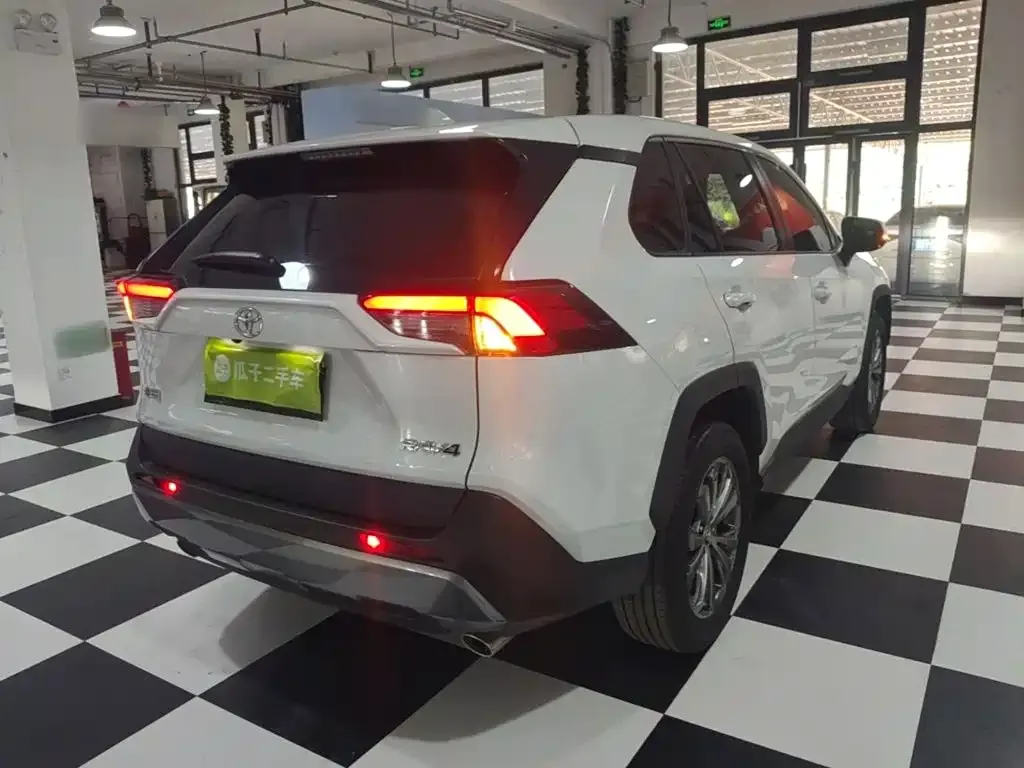 Toyota RAV4 — фото 2