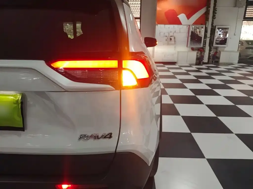 Toyota RAV4 — фото 3