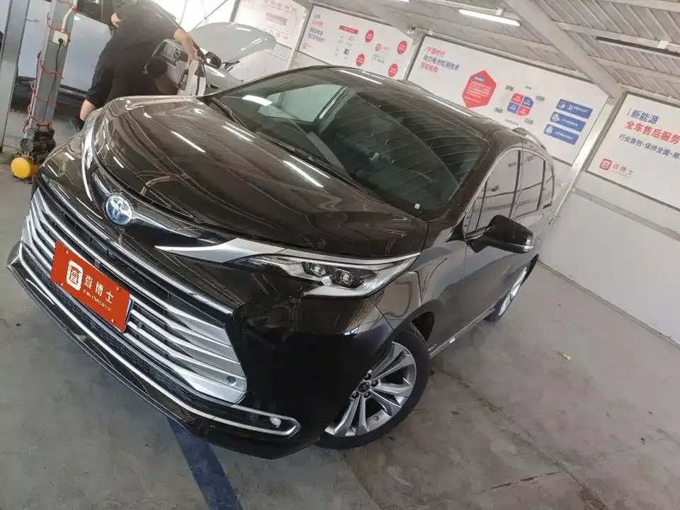 Toyota Sienna — фото 1