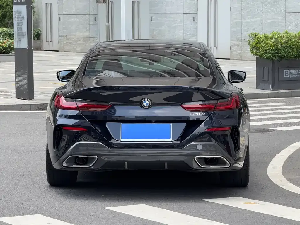 BMW 8 Series — фото 2