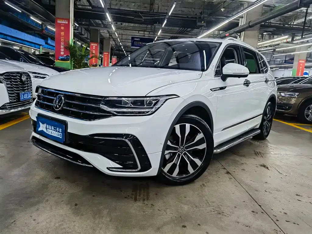 Volkswagen Tiguan L — фото 1