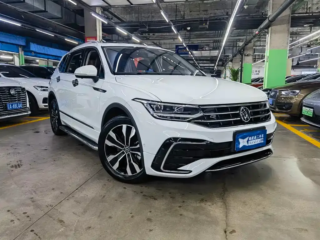 Volkswagen Tiguan L — фото 10