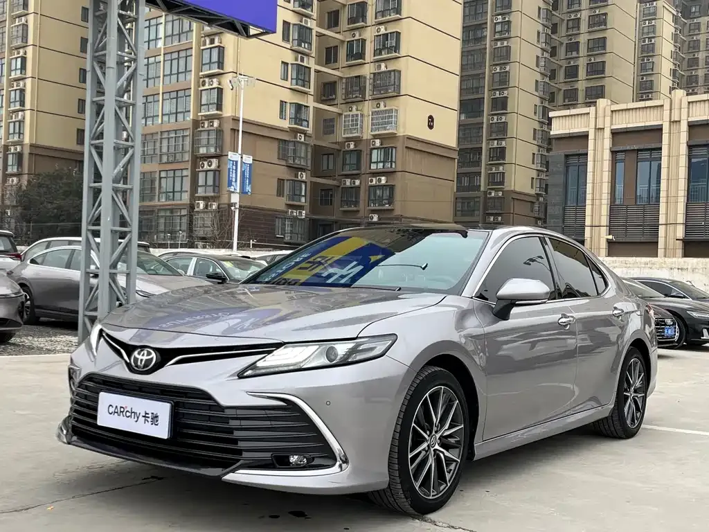 Toyota Camry — фото 1