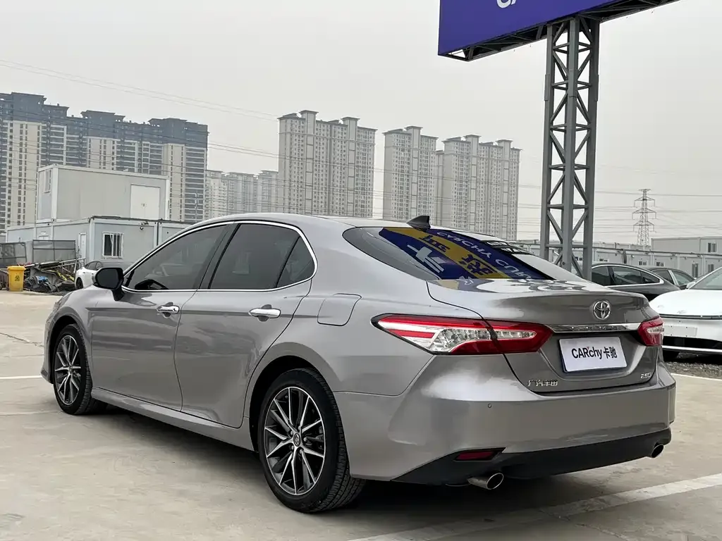 Toyota Camry — фото 3