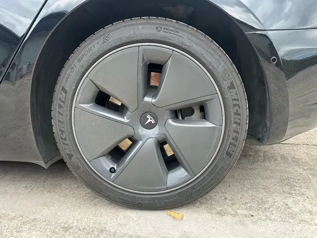 Tesla Model 3 — фото 10