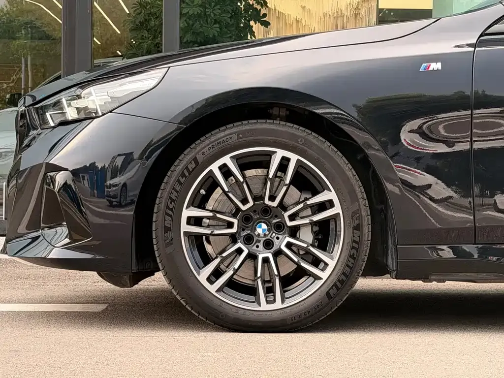 BMW 5 Series — фото 9