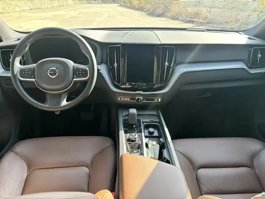 Volvo XC60 — фото 4