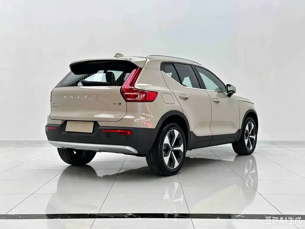 Volvo XC40 — фото 4