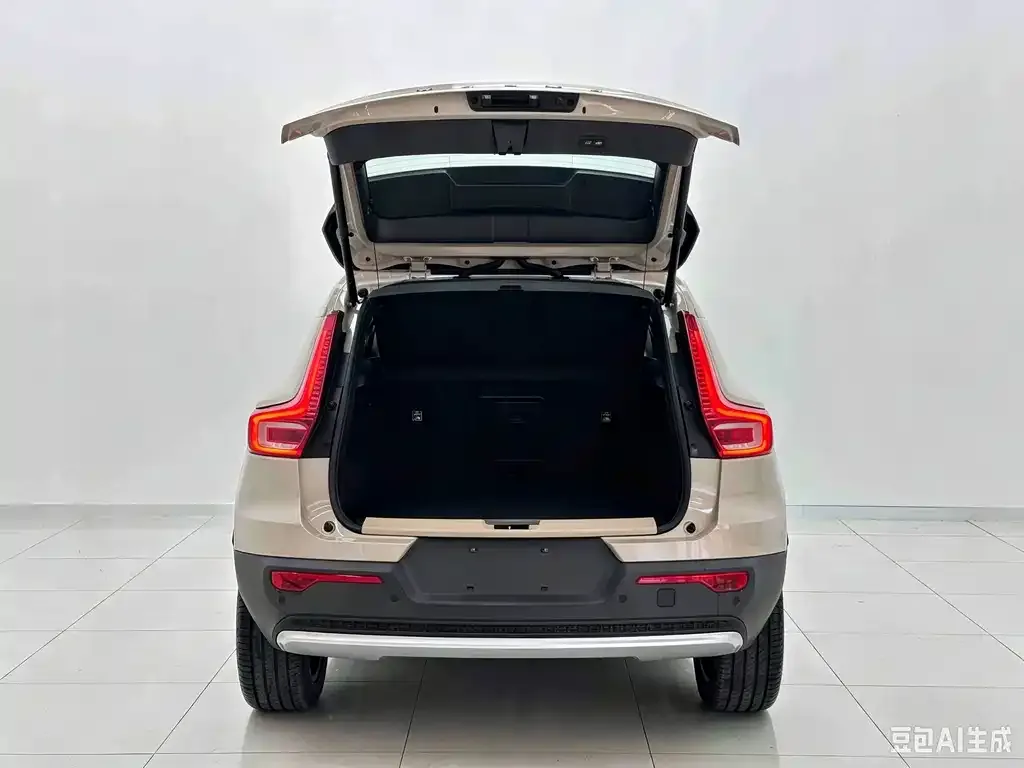 Volvo XC40 — фото 3