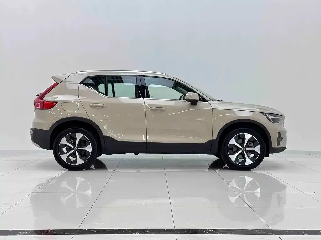 Volvo XC40 — фото 7