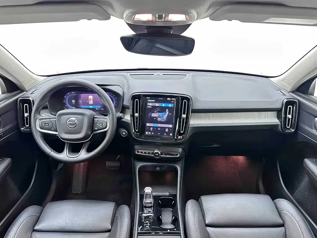 Volvo XC40 — фото 6