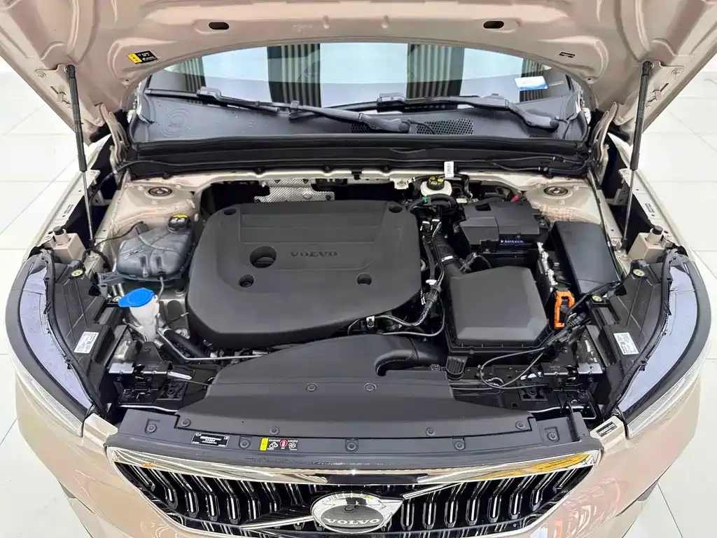 Volvo XC40 — фото 9