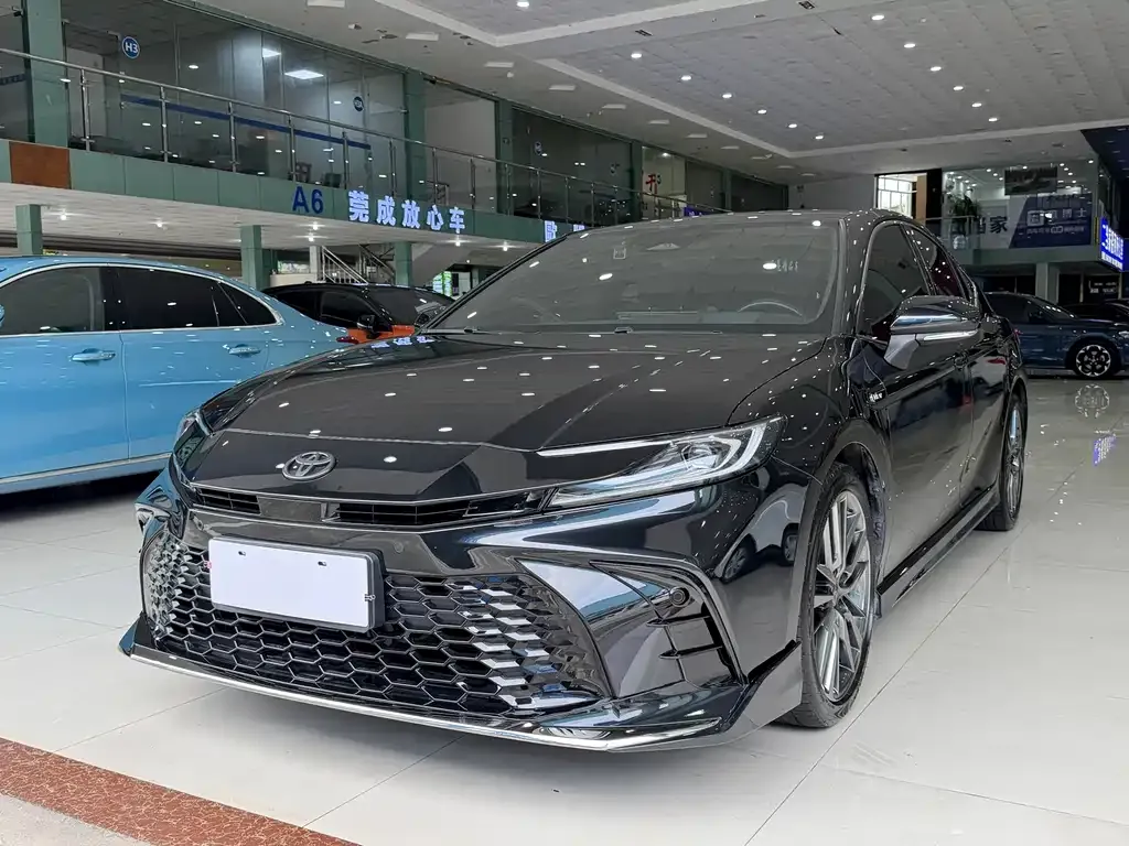 Toyota Camry — фото 1