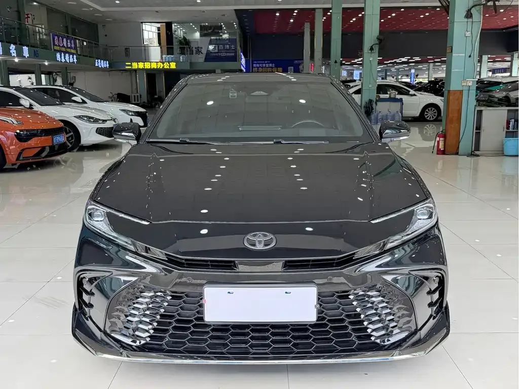 Toyota Camry — фото 3