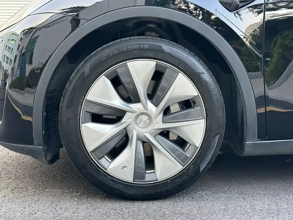 Tesla Model Y — фото 8