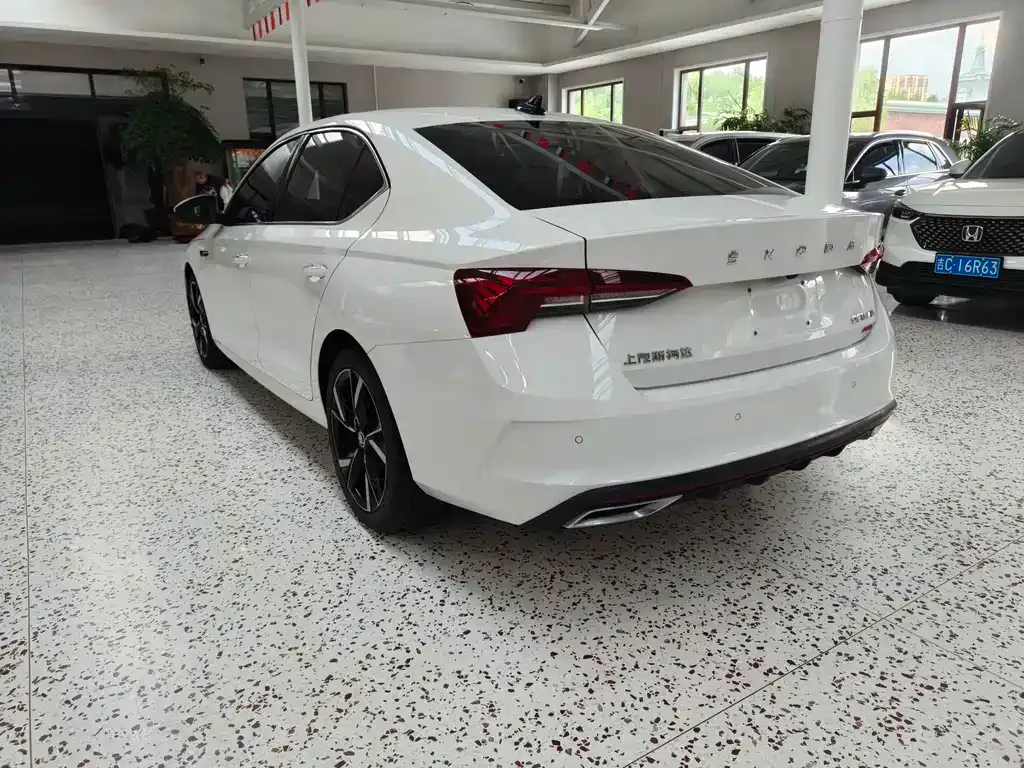 Skoda Octavia — фото 4