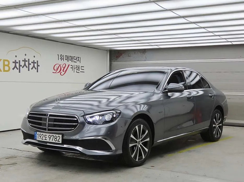 Mercedes-Benz E-Class — фото 1