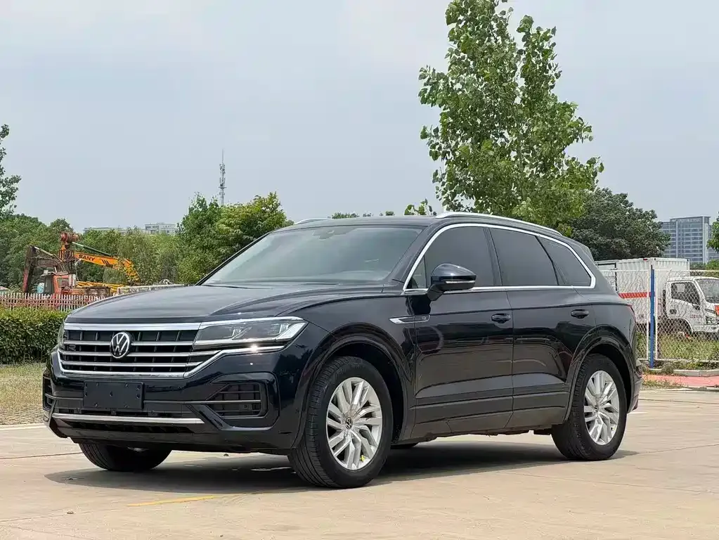 Volkswagen Touareg — фото 1