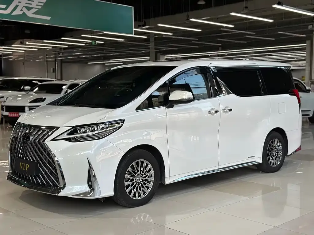 Lexus LM — фото 1