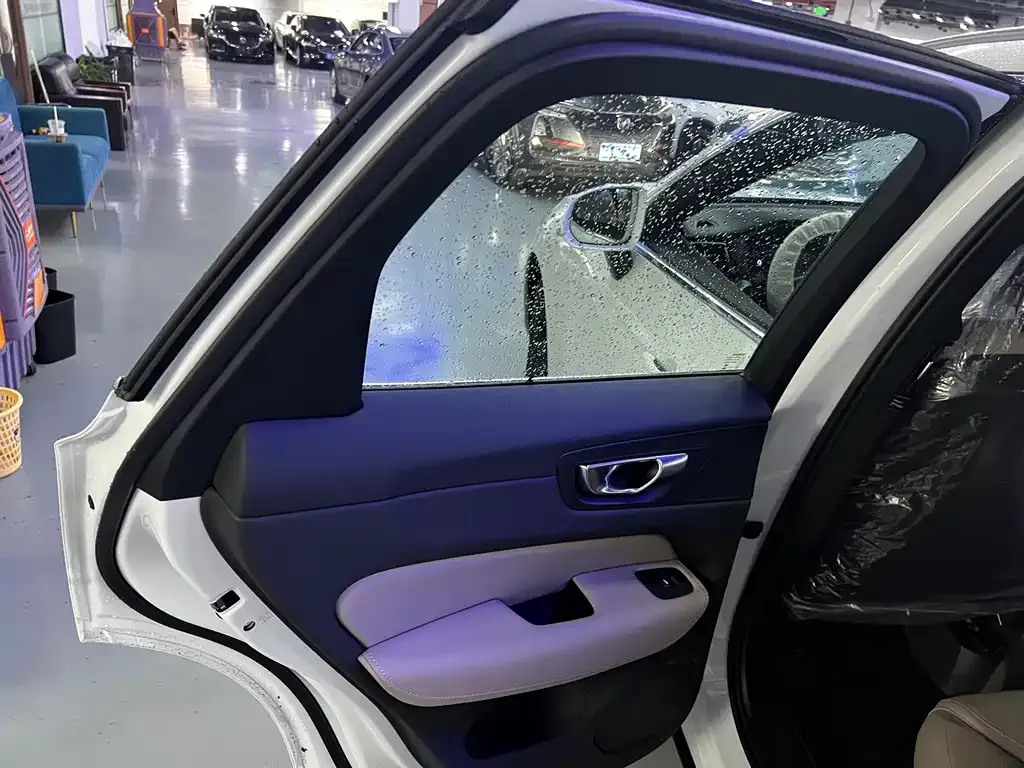 Volvo XC60 — фото 10