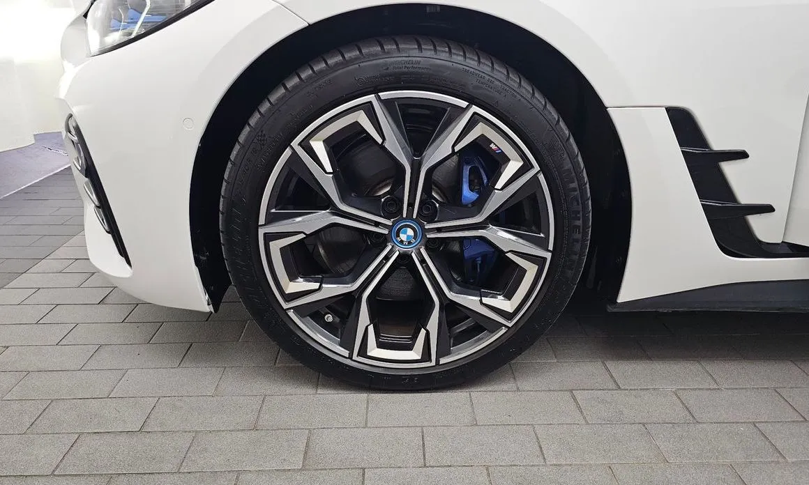 BMW i4 — фото 6