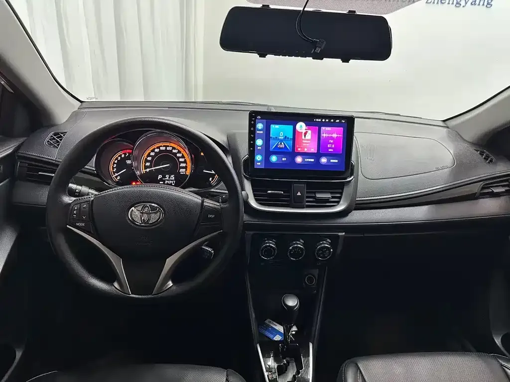 Toyota Yaris L — фото 9
