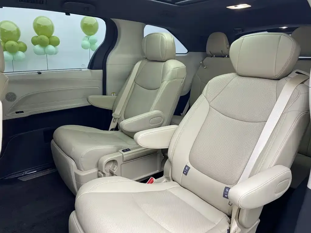 Toyota Sienna — фото 2