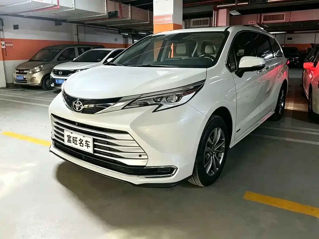 Toyota Sienna — фото 1